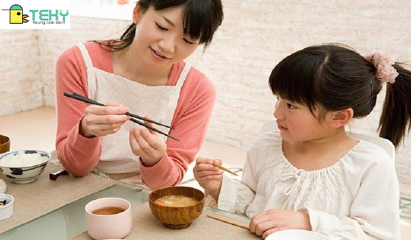 Cha mẹ Nhật thường dạy con cách dùng đũa từ khi còn nhỏ