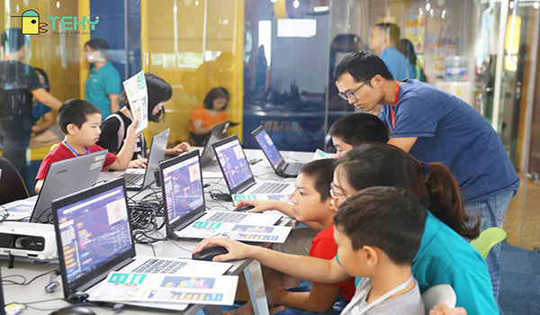 Lớp học lập trình cho trẻ tại trại hè Teky
