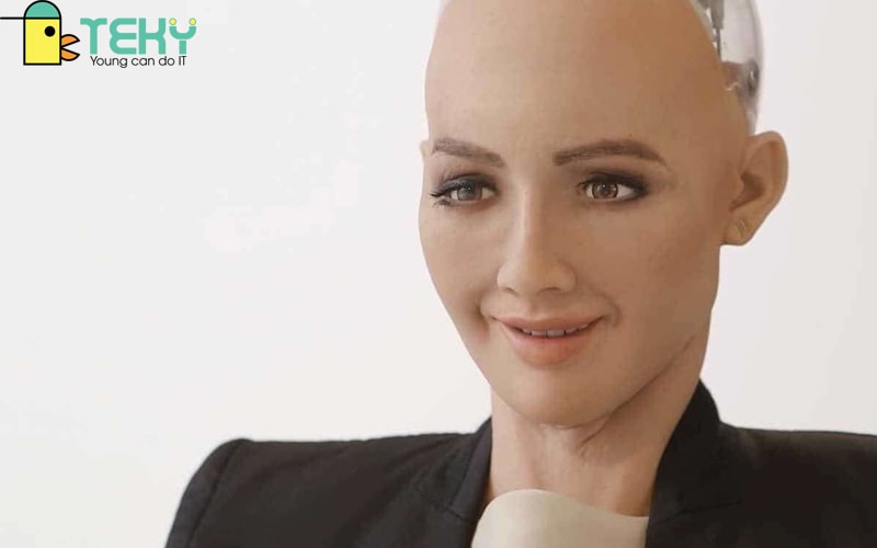 Hóa Ra Robot Sophia Từng Được Cristiano Ronaldo Hôn Và Chụp Ảnh Cho Tạp Chí Lớn Nhất Thế Giới