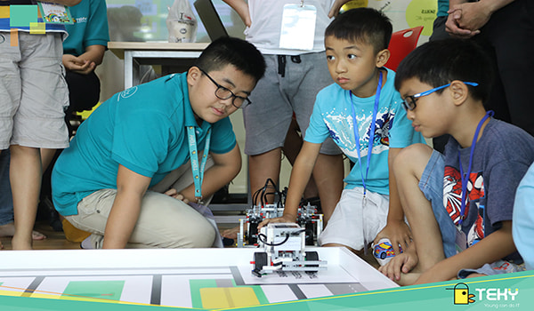 Trại viên tham gia lắp ráp robot trong khóa học hè tại Teky