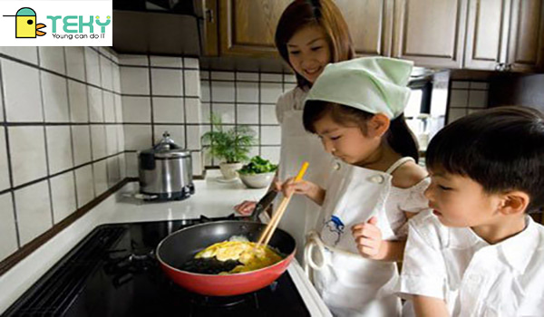Trẻ được dạy cách tự chuẩn bị đồ ăn