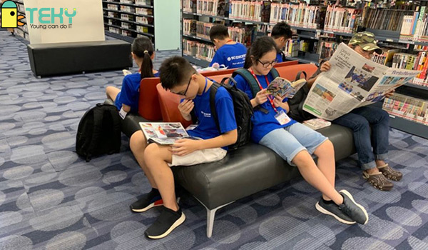 Học sinh Việt Nam đọc sách tại Thư viện quốc gia Singapore trong trại hè tháng 6/2019. Ảnh: Phương Hảo.