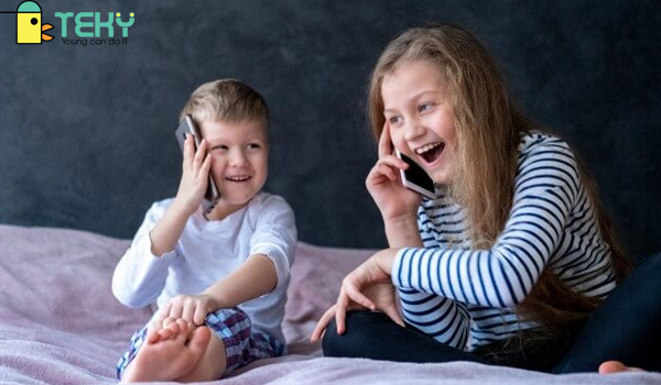 Mẹo dạy trẻ phép lịch sự khi sử dụng điện thoại