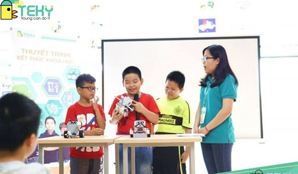 Thuyết trình cuối khóa về sản phẩm Robot của bé Nguyễn Minh Thái ( ở giữa)
