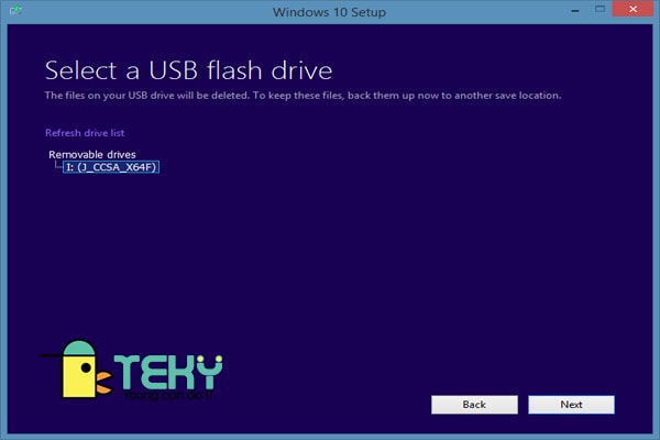 Chèn ổ USB flash bạn vừa tạo vào một khe cắm USB miễn phí trên PC bạn muốn nâng cấp