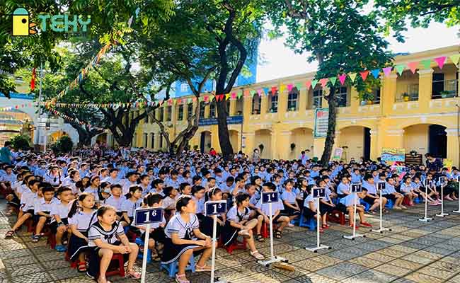 Chào cờ tại trường tiểu học Trần Bình Trọng