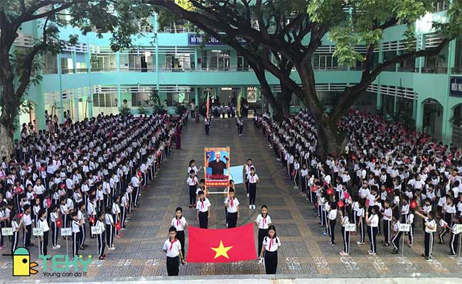 Chào cờ tại Tiểu Học Bàu Sen