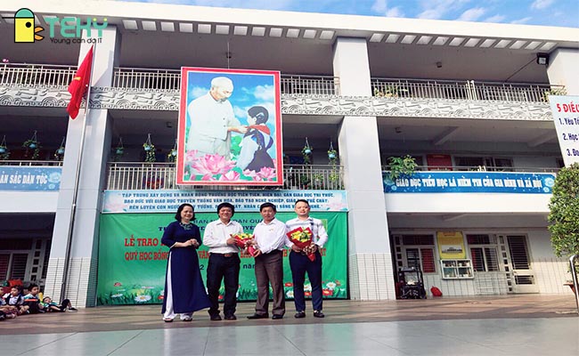 Trao học bổng trường tiểu học Nguyễn Văn Trỗi