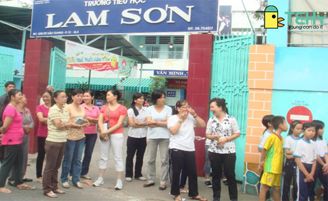 Phụ huynh học sinh trường tiểu học Lam Sơn