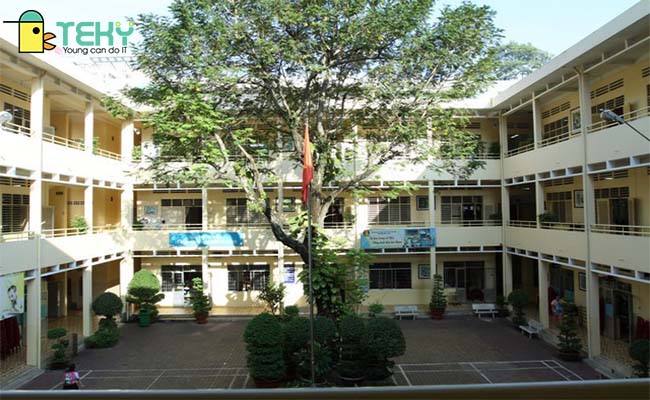 Sân trường tiểu học Trần Quốc Thảo rất rộng rãi