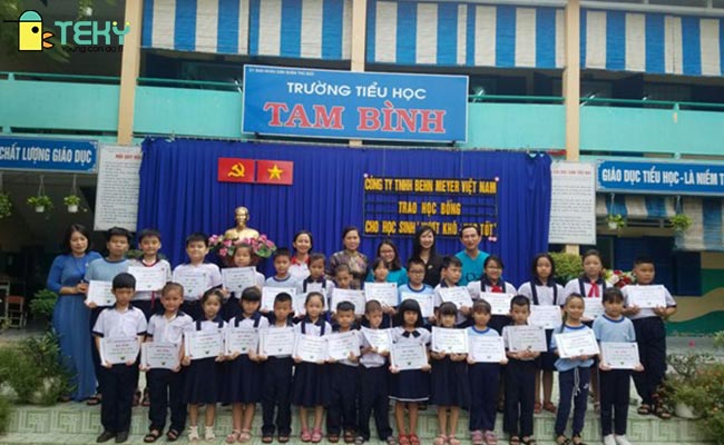 Trường Tiểu học Tam Bình khen thưởng học sinh có thành tích tốt