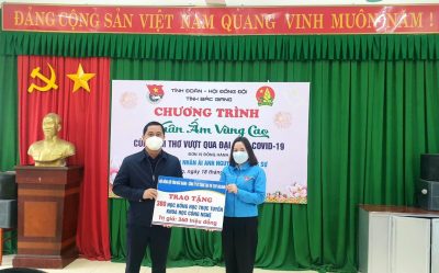 Trao học bổng học trực tuyến cho đại diện Huyện đoàn Sơn Động gửi đến các em học sinh khó khăn.