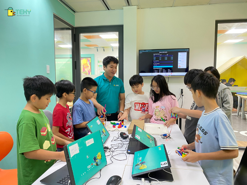 tre chu dong kham pha tại trai he cong nghe teky