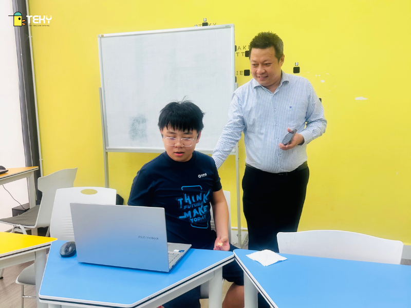 nhieu-phu-huynh-dau-tu-cho-con-hoc-lap-trinh-ngay-tu-nho