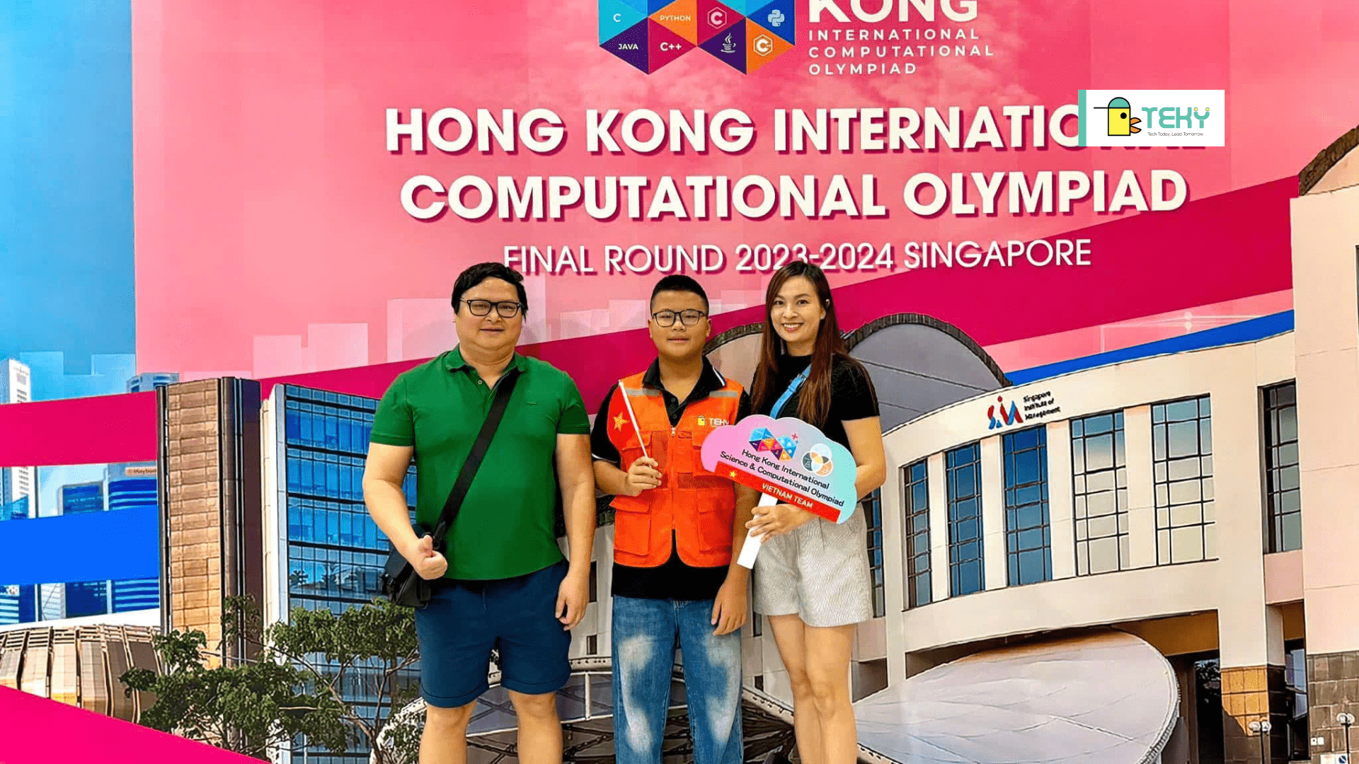 Lưu Minh Khang cùng gia đình tại Vòng chung kết Kỳ thi Olympic Tin học Quốc tế HKICO – minh chứng cho hành trình vươn lên từ nỗ lực bền bỉ và tinh thần không bỏ cuộc.