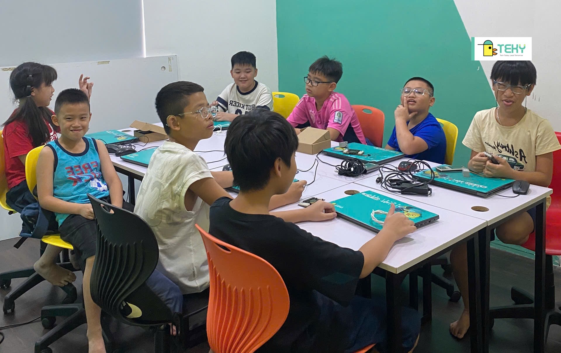 cac-be-hoc-vien-dang-vui-ve-hao-huc-truoc-buoi-hoc-cong-nghe-trong-khong-khi-cuoc-thi-tech-genius