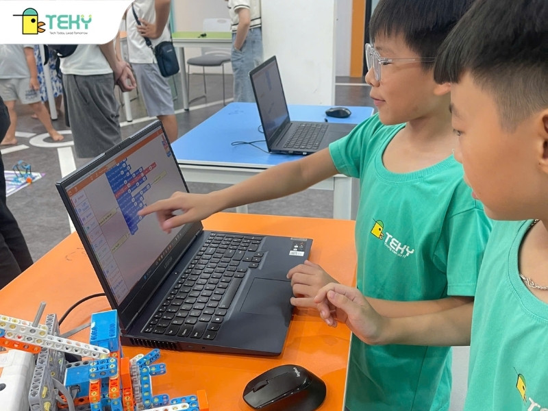 tham-gia-trai-nghiem-cong-nghe-la-mot-cac-giup-con-coi-mo-giao-tiep-hon