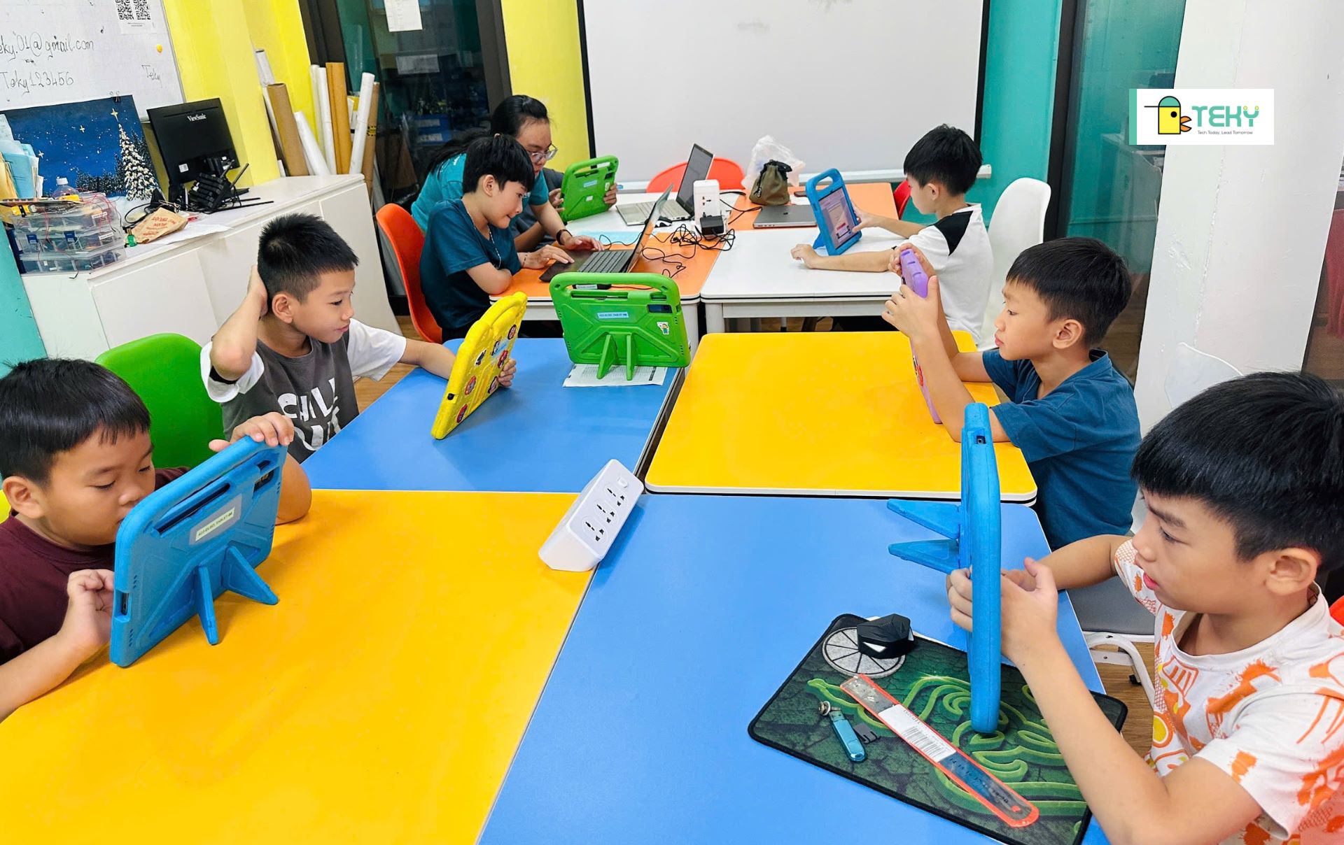 cac-chien-binh-nhi-dang-tham-gia-thi-vong-loai-co-so-cua-cac-cuoc-thi-tech-genius-tai-teky