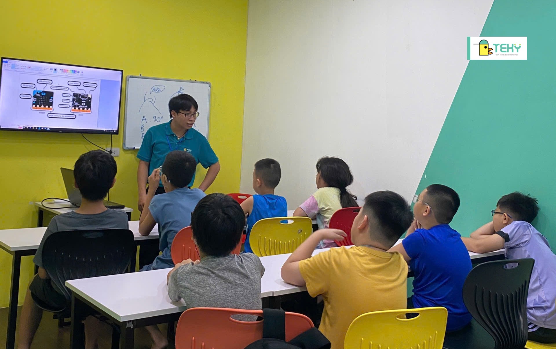 thay-giao-tai-teky-dang-giup-hoc-sinh-phat-trien-nang-luc-cong-nghe