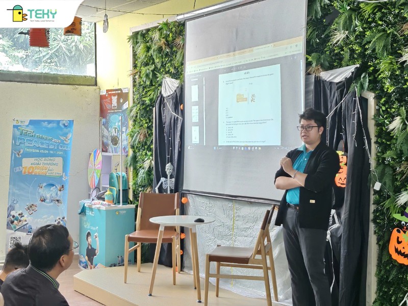 thay-thanh-gioi-thieu-cho-cac-vi-phu-huynh-ve-cuoc-thi-enjoy-ai-trong-khuon-kho-workshop-khai-mo-tri-thuc-kien-tao-tuong-lai