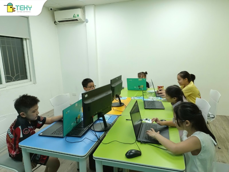 cac-tekid-sieu-tap-trung-trong-lop-hoc-codekitten-tia-teky-hoang-mai