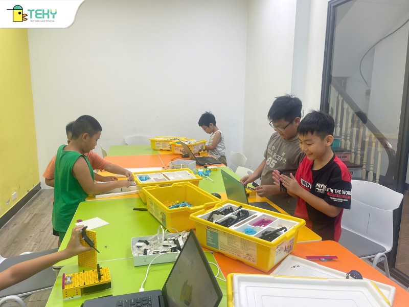 anh-lop-hoc-robotic-spike-tai-teky-hoang-mai-noi-con-vua-hoc-vua-choi-vua-kham-pha