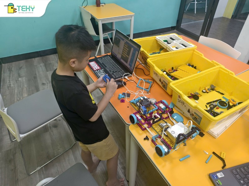 minh-khang-hao-hung-thiet-ke-mo-hinh-xe-dua-f1