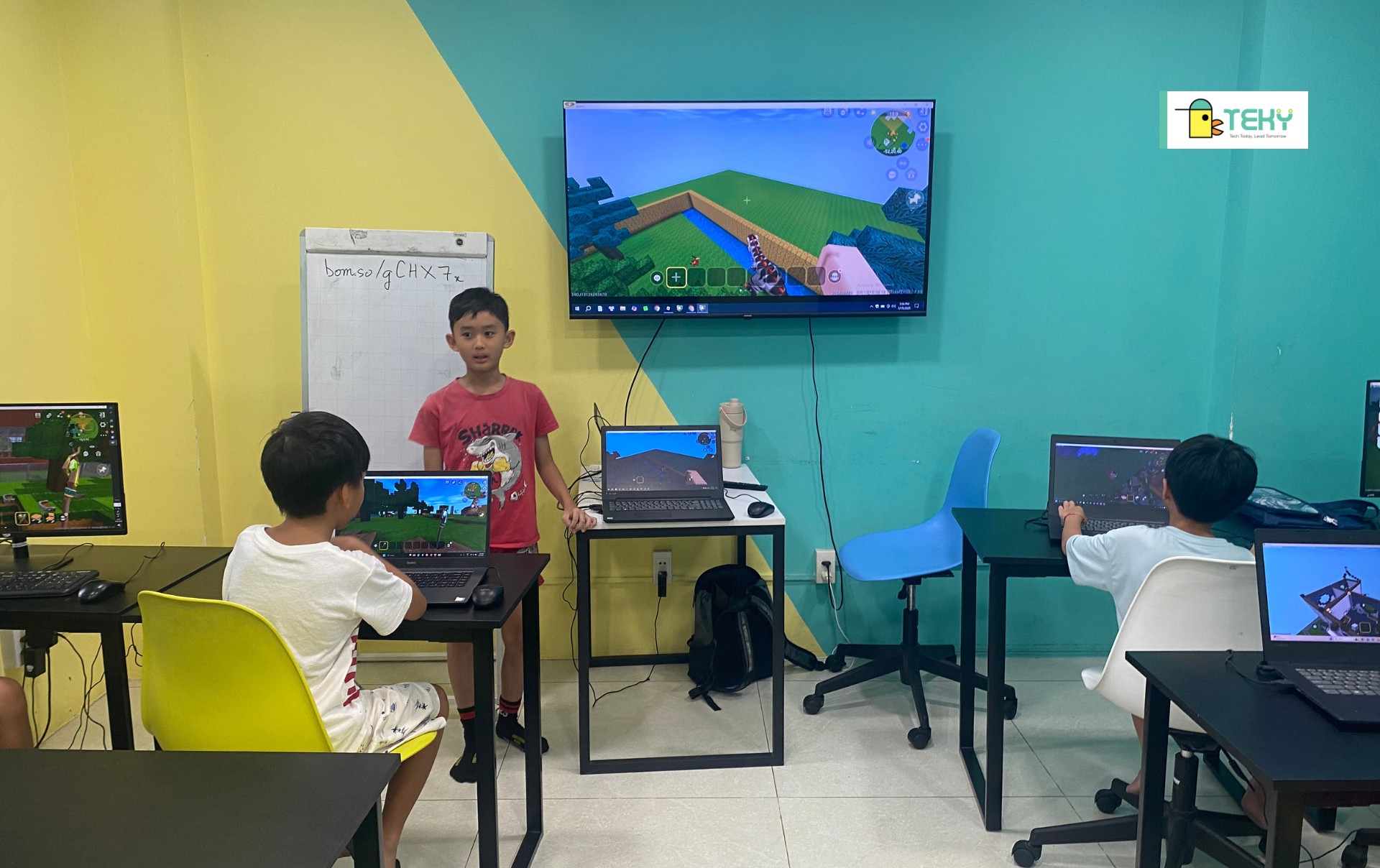 hoc-vien-nho-tuoi-tai-teky-vo-cung-tu-tin-khi-thuyet-trinh-truoc-lop