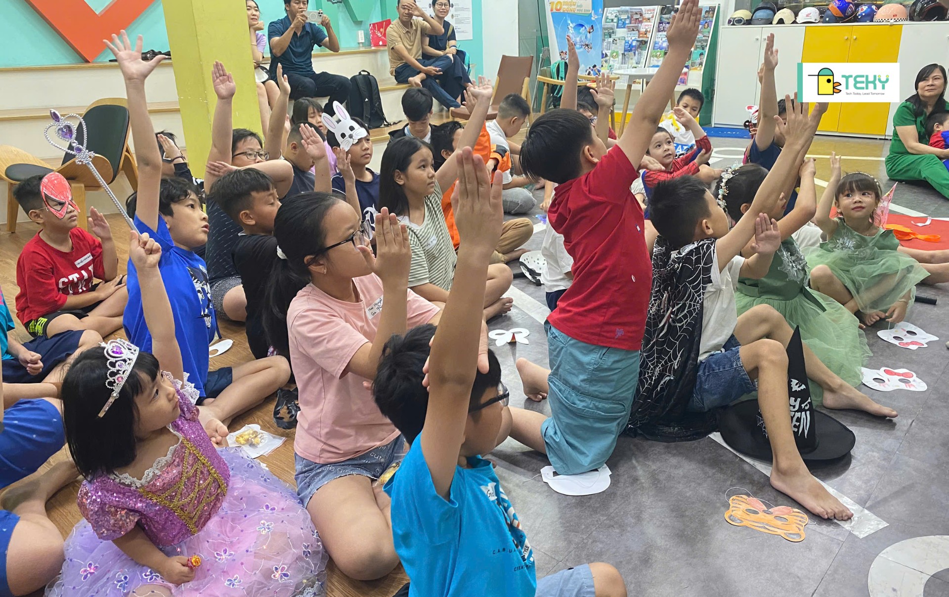 cac-be-hao-hung-gio-tay-tra-loi-cau-hoi-de-nhan-duoc-nhung-phan-thuong-tu-teky