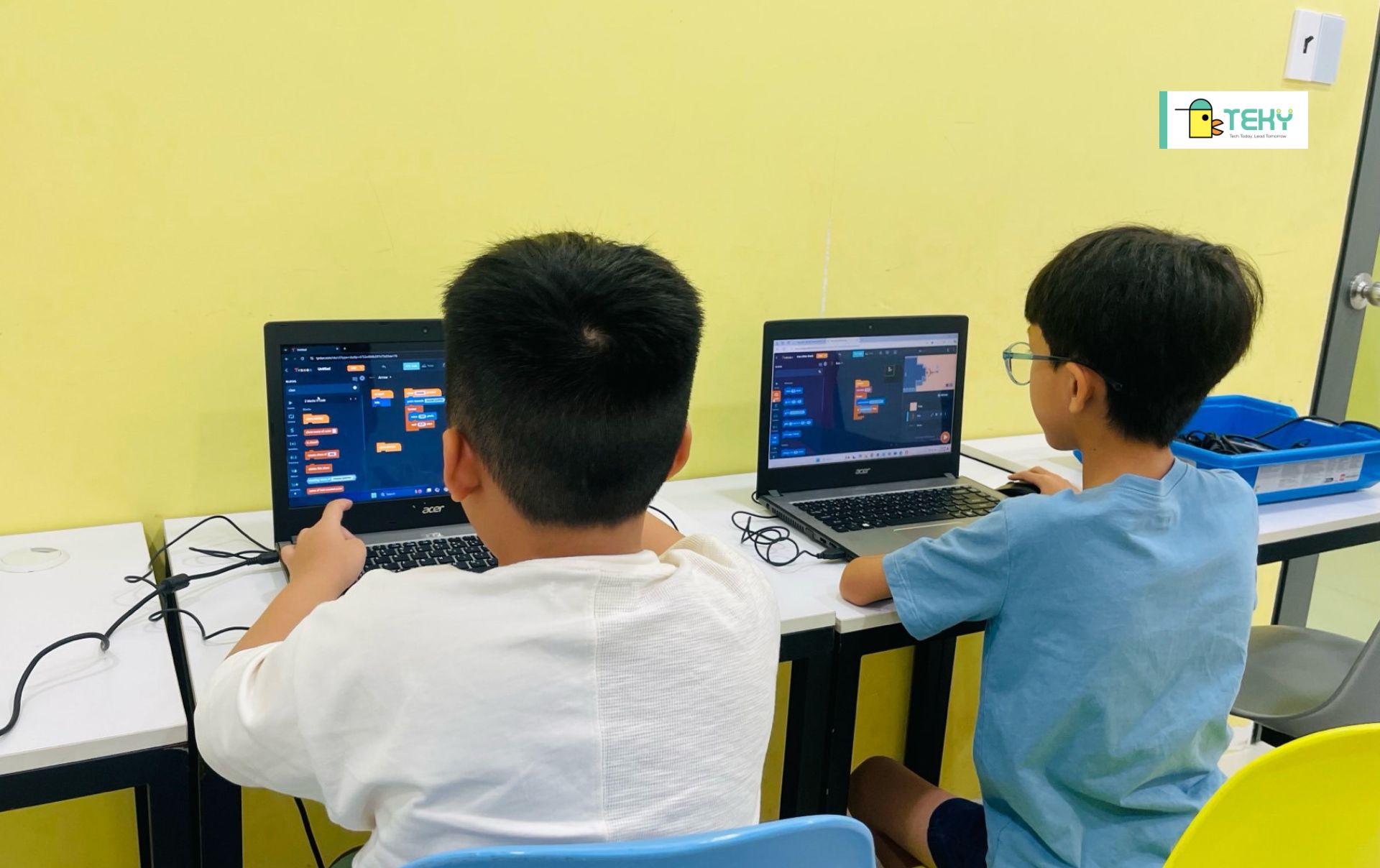 hai-tekids-dang-hoc-lap-trinh