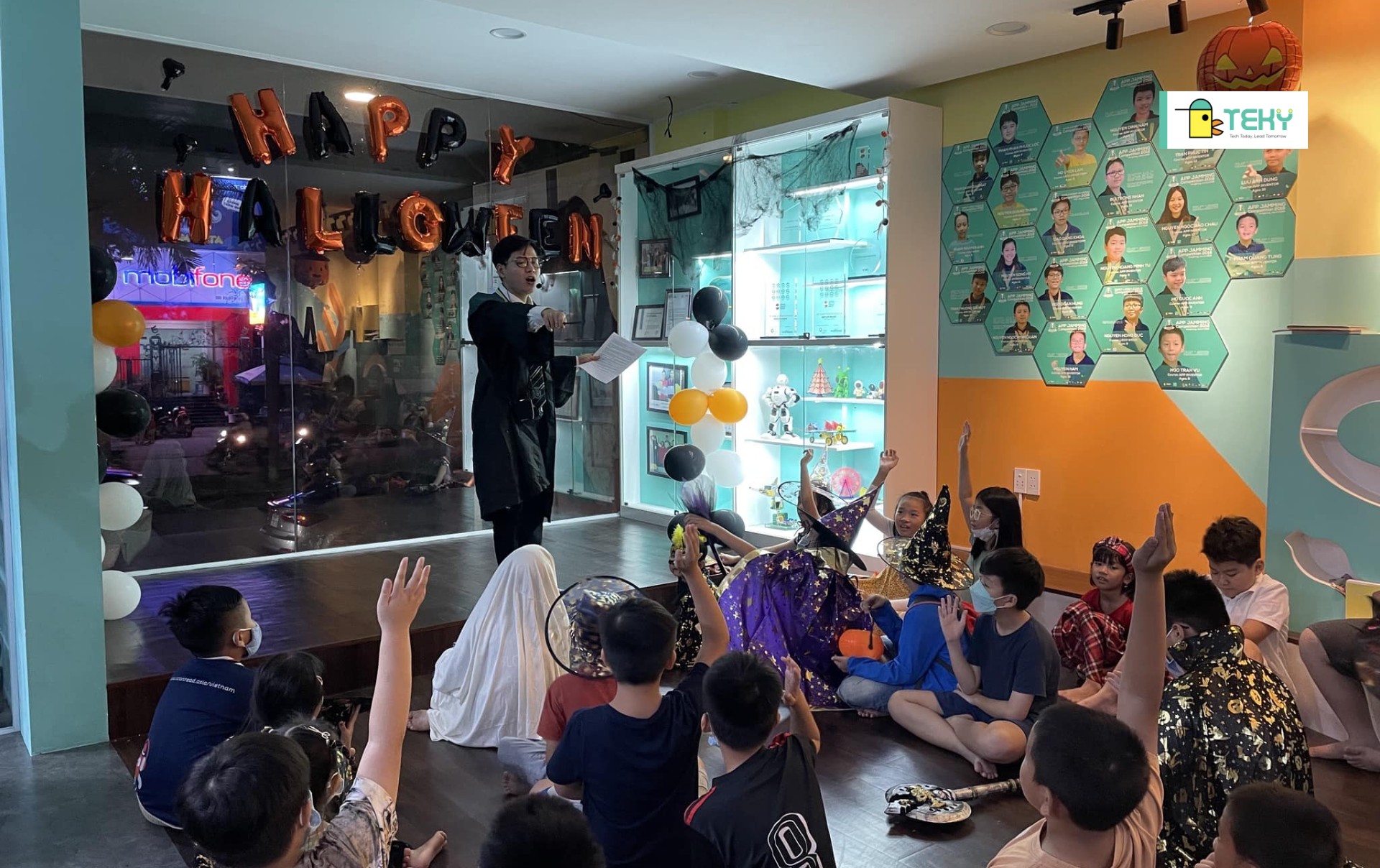 khung-canh-buoi-tiec-halloween-am-ap-ma-mi-nhung-khong-kem-phan-thu-vi-tai-teky