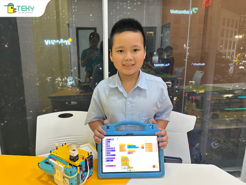 hoc-vien-lop-robotic-tai-co-so-teky-minh-khai