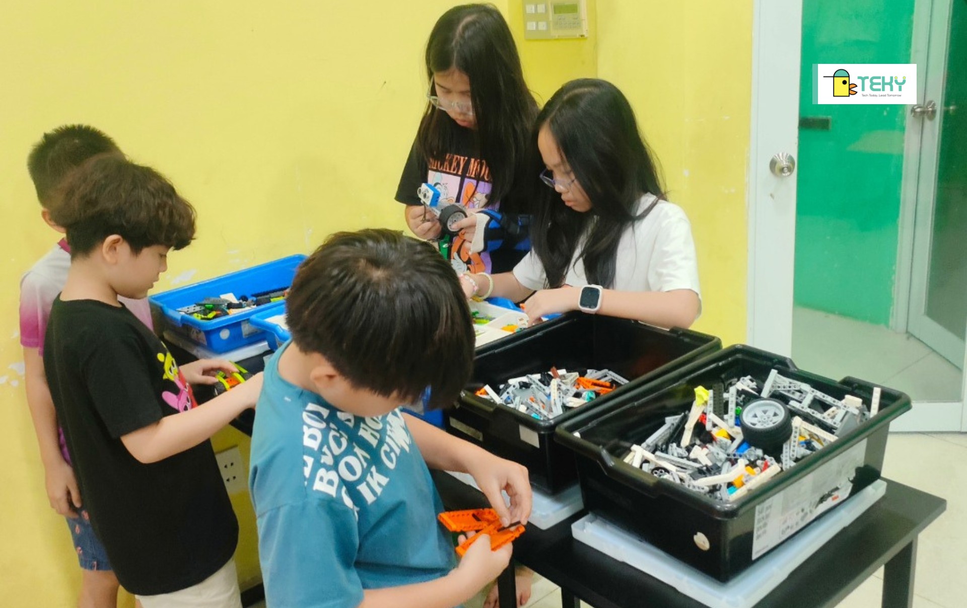 khong-khi-lop-hoc-be-lam-game-tai-teky-bac-tu-liem