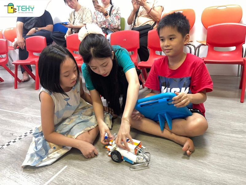 cac-hoc-vien-nhi-tai-teky-bac-tu-liem-hao-hung-trong-gio-hoc-robotics