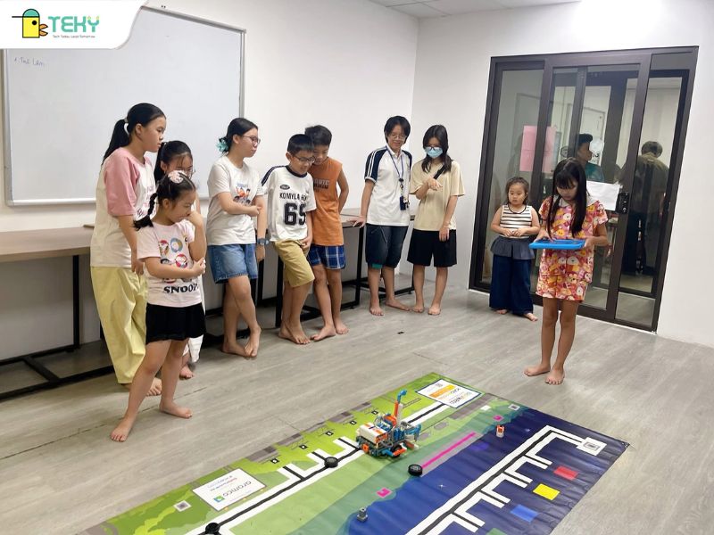 cac-hoc-vien-nho-tuoi-hao-hung-thu-nghiem-mo-hinh-robot-tu-che