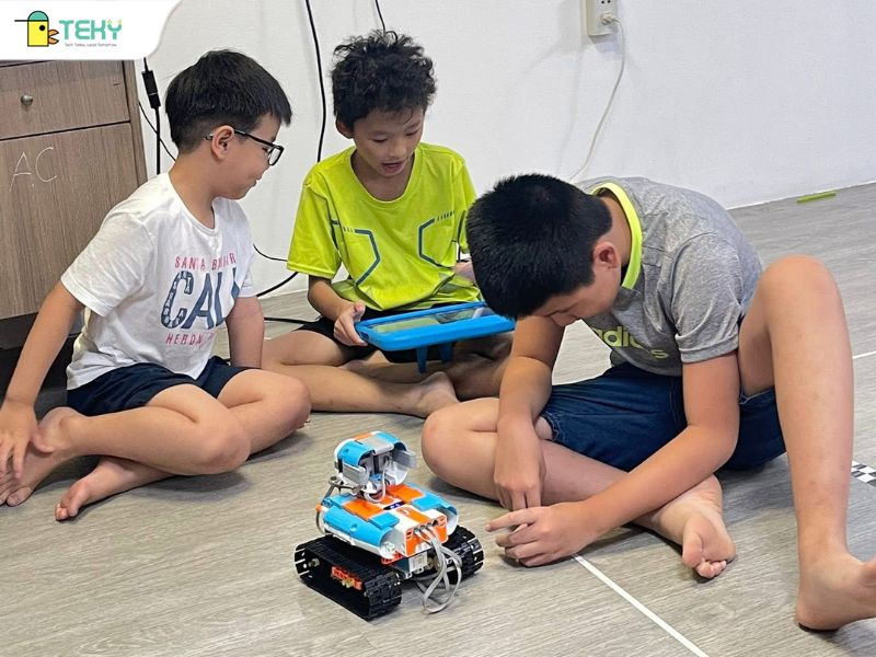 khoanh-khac-hoc-vien-teky-quan-sat-robot-hoat-dong-cung-phan-tich-nguyen-ly