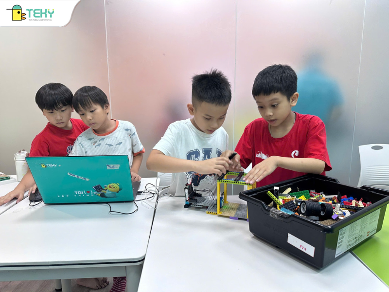 theo-doi-hanh-trinh-viet-tiep-cau-chuyen-hoa-binh-cung-cac-tech-genius-2025