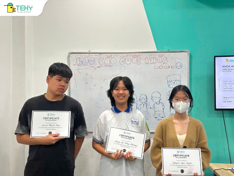 3-be-nhan-bang-khen-ket-thuc-khoa-hoc