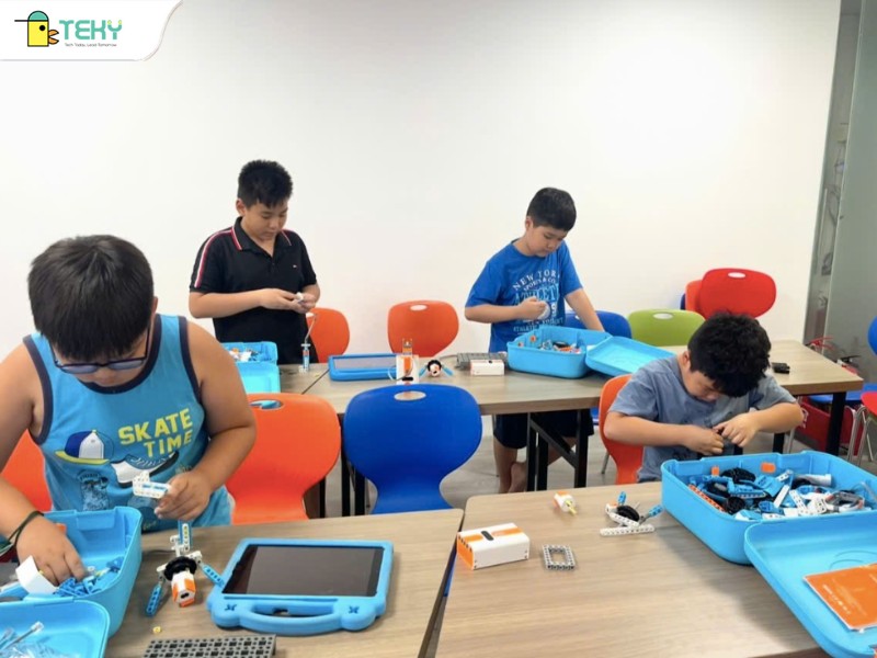 hoc-robotics-tai-teky-giup-tre-hoc-ma-choi-choi-ma-hoc