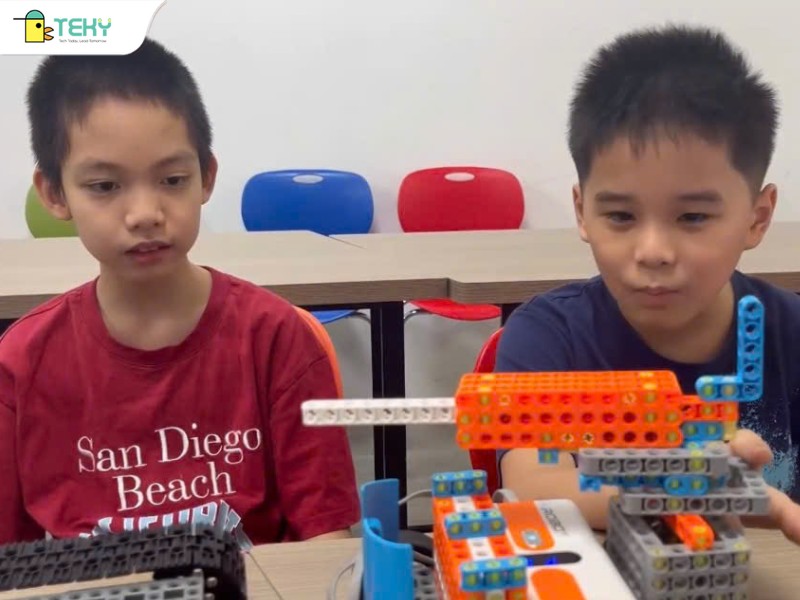 khau-phao-an-tuong-tren-mo-hinh-xe-chien-dau-do-hai-hoc-sinh-sang-tao-them