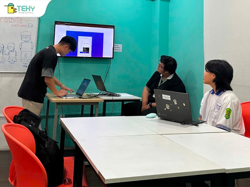 ban-thanh-tuan-thuyet-trinh-ve-du-an-cua-minh-tai-teky-binh-tan