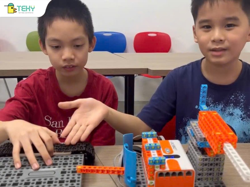 xe-cuu-ho-dua-hang-khach-den-khu-vuc-sua-chua-minh-hoa-robot-ung-dung-trong-doi-song