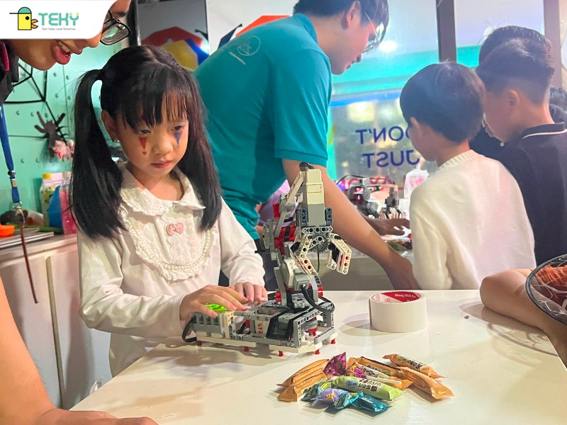 be-tham-gia-choi-robot-gap-keo-tai-teky-binh-tan