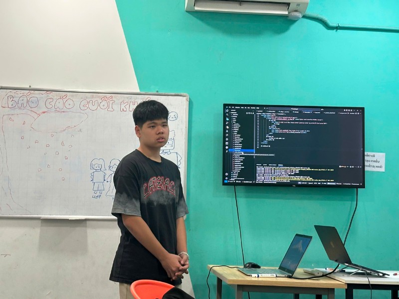 ban-thanh-tuan-thuyet-trinh-ve-du-an-cua-minh-tai-teky-binh-tan