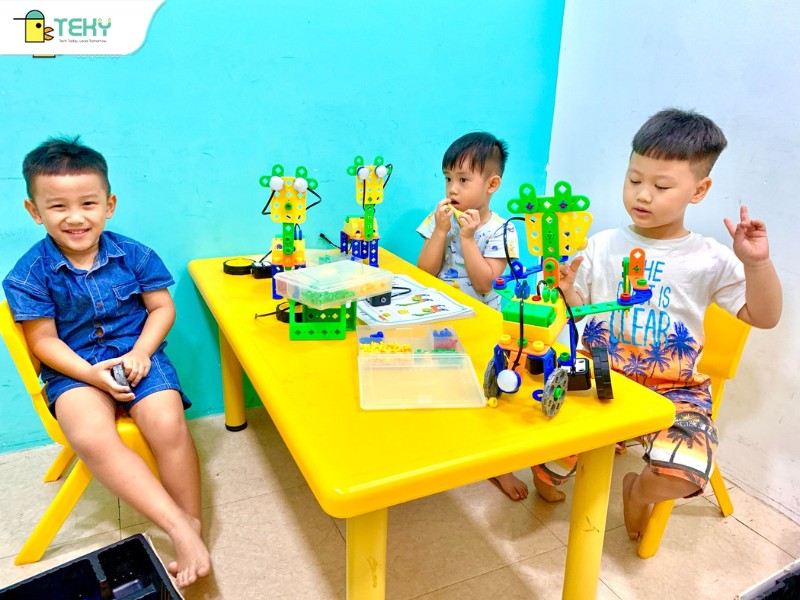 tiep-xuc-som-voi-cong-nghe-robot-giup-tre-mo-canh-cua-tuong-lai