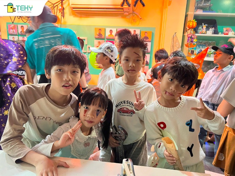 cac-be-hao-hung-hao-huc-tao-dang-chup-hinh-trong-dem-hoi