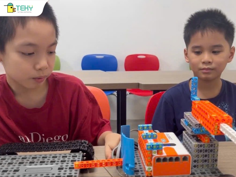 hoc-sinh-minh-viet-va-minh-duc-ben-xe-chien-dau-san-pham-cuoi-khoa-robotics-tai-teky-bac-tu-liem