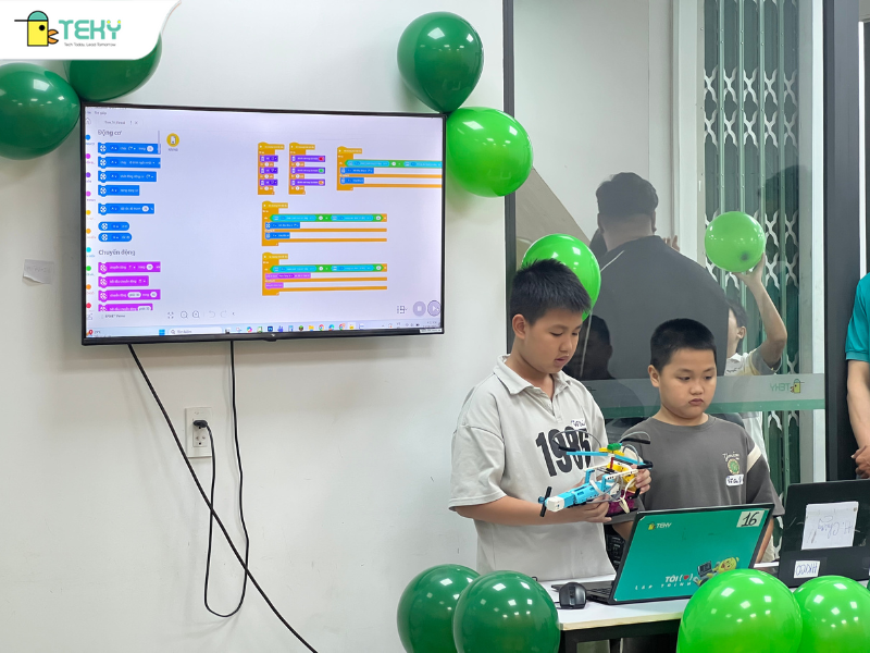 cac-doi-thi-thuyet-trinh-ve-san-pham-cong-nghe-hoa-binh