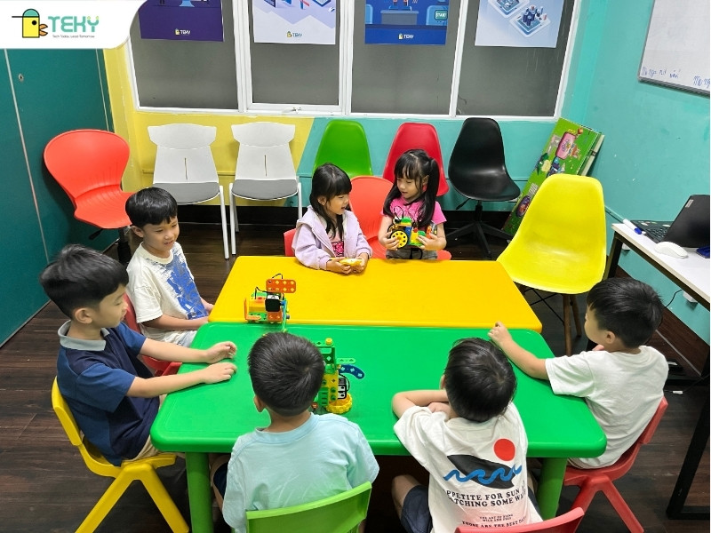 hoc-vien-teky-binh-duong-lap-rap-mo-hinh-bang-robot-uaro