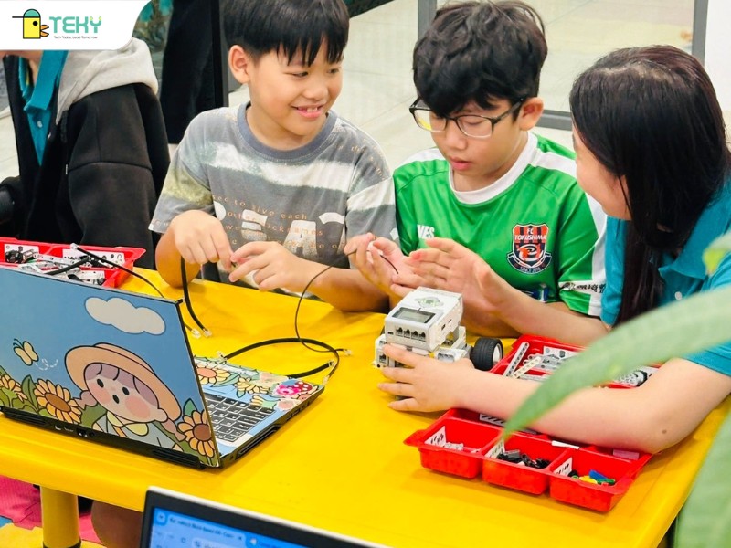 hoc-vien-teky-hung-thu-trong-cac-gio-hoc-lap-rap-lego